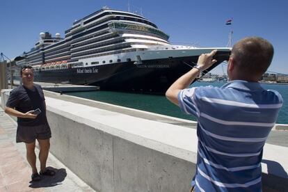 Two passengers of the Nieuw Amsterdam in M&aacute;laga. 