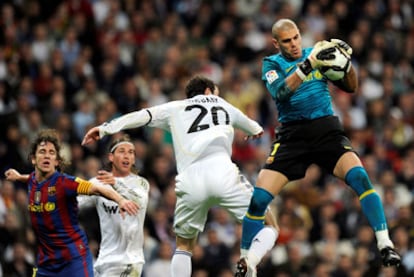 Víctor Valdés stops a Real attack in the Bernabéu during last season's fixture.