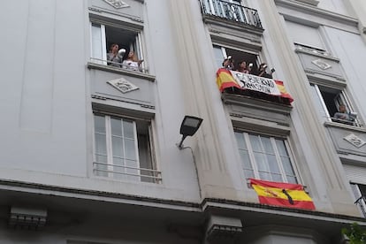 Varias personas golpean cacerolas en un balcón de la calle de Hernán Cortés en Santander.