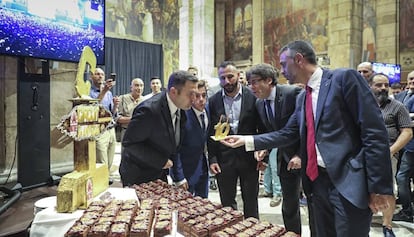 El consejero Santi Vila y el president Carles Puigdemont en un acto con los organizadores del Circuit.