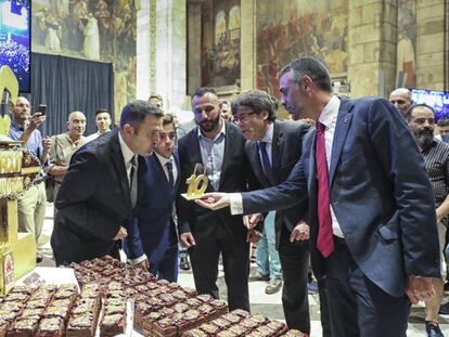 El consejero Santi Vila y el president Carles Puigdemont en un acto con los organizadores del Circuit.