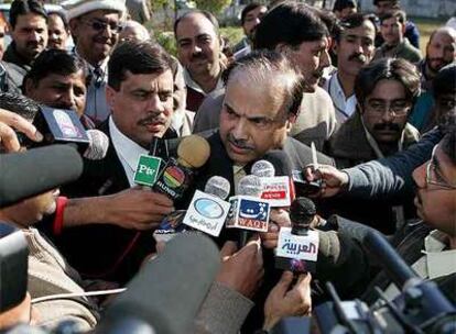 Un portavoz de la Comisión Electoral de Pakistán responde a los periodistas a las puertas de la sede del organismo