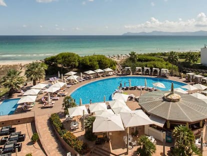 Piscina del hotel Palace de Muro en la playa de Alcudia (Mallorca)