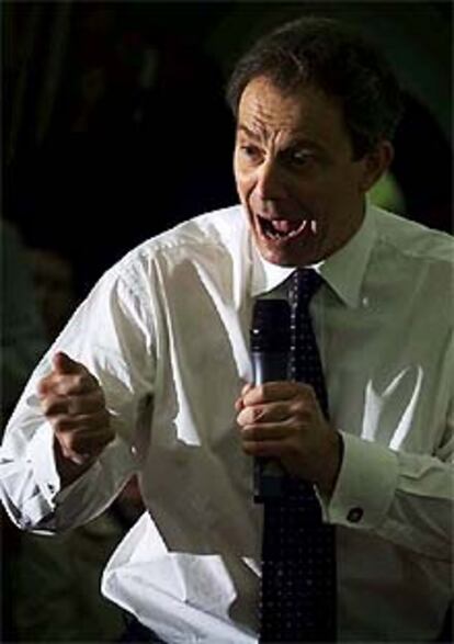 Blair se dirige a los habitantes de Dumfries en un acto de campaña.