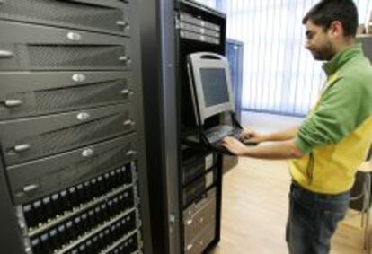 Un trabajador maneja un servidor electrónico.