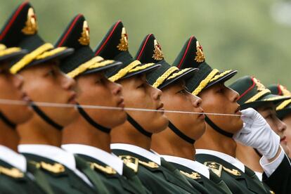 Miembros de la Guardia de Honor china se preparan para recibir al presidente de Brasil Michel Temer en el Gran Salón del Pueblo de Pekín (China).