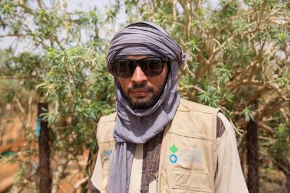 Mohamed Ag Rhally es uno de los refugiados malienses en el campo de Mberra y trabaja de técnico superior de promoción de higiene en la base de Acción contra el Hambre en Basikounou (Mauritania). Muchos de los habitantes del campo están implicados en las tareas de mantenimiento. Y el plan es que sean más cada vez.
