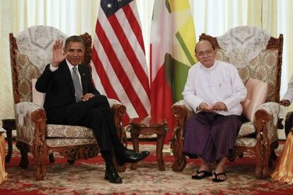 El presidente Obama, con su homólogo birmano, Thein Sein, este lunes en Rangún.
