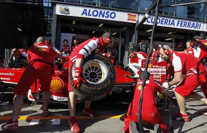 Miembros del equipo Ferrari durante una parada técnica en el circuito australiano de Albert Park.