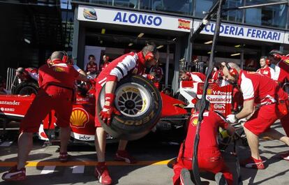 Miembros del equipo Ferrari durante una parada técnica en el circuito australiano de Albert Park.