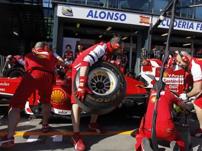 Miembros del equipo Ferrari durante una parada técnica en el circuito australiano de Albert Park.