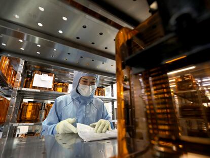 Un empleado en una planta de fabricación de microchips para pasaportes electrónicos.