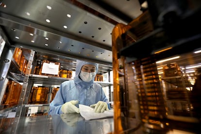 Un empleado en una planta de fabricación de microchips para pasaportes electrónicos.
