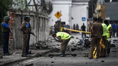 Personal de seguridad inspecciona la zona en la que ha explotado un artefacto este lunes en Colombo.|