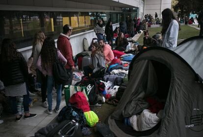 Pla general de la cua que s'ha format aquest dilluns al Palau Sant Jordi.