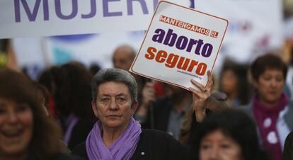 Participantes de la manifestación que ha recorrido hoy las calles de Madrid con motivo del Día Internacional de las Mujer.