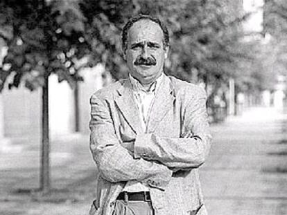 Xabier Isasi Donostiako Psikologia fakultateko atarian.