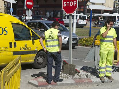 Los operarios de Fomento inspeccionan las obras municipales en la carretera a Gibraltar.