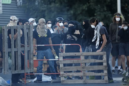 El movimiento 'Bloqueemos todo' convoca una jornada de protestas en todo el país contra las medidas de recorte del gobierno saliente. En la imagen, manifestantes en Montpellier