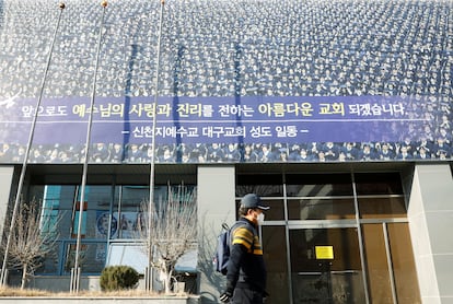 Los líderes de la secta cristiana Shincheonji, de Corea del Sur, vieron en el coronavirus un mensaje divino y recomendaban a sus fieles no cumplir las medidas de protección sanitaria. En la imagen, la fachada de su principal templo en Daegu, la ciudad coreana más afectada por la pandemia.