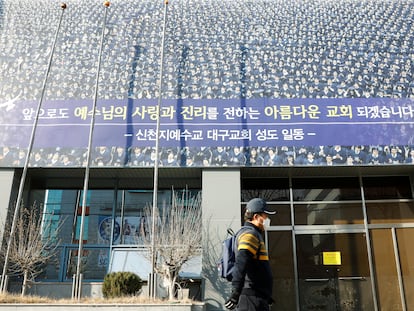 Los líderes de la secta cristiana Shincheonji, de Corea del Sur, vieron en el coronavirus un mensaje divino y recomendaban a sus fieles no cumplir las medidas de protección sanitaria. En la imagen, la fachada de su principal templo en Daegu, la ciudad coreana más afectada por la pandemia.