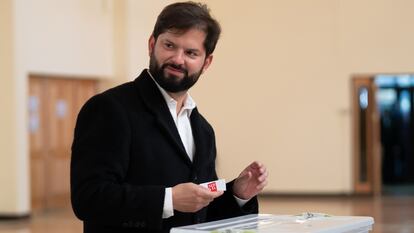 El presidente de Chile, Gabriel Boric, vota en el referéndum constitucional, el domingo en Santiago.