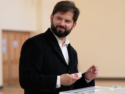 El presidente de Chile, Gabriel Boric, vota en el referéndum constitucional, el domingo en Santiago.