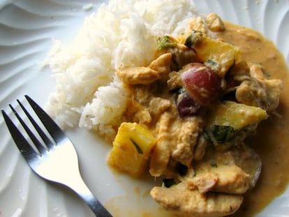 Curry rojo de pollo con piña y uvas