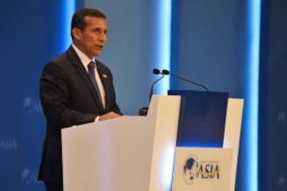 Fotografía cedida que muestra al presidente peruano, Ollanta Humala, que participa como orador en el Foro de Boao ayer en Boao (China).