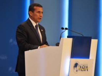 Fotografía cedida que muestra al presidente peruano, Ollanta Humala, que participa como orador en el Foro de Boao ayer en Boao (China).
