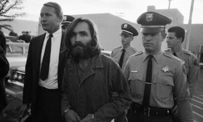 Charles Manson es escoltado al juzgado en 1969