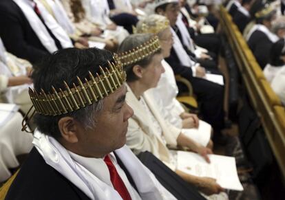 Una pareja porta coronas hechas de munición durante la ceremonia. Estos oficios son retransmitidos a través de youtube. Sus emisiones cuentan con casi 100.000 visualizaciones desde 2015.