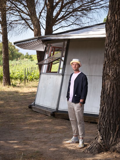 El galerista francés Clément Cividino, ante la unidad de Casa Marabout que encontró en la región del Aveyron.