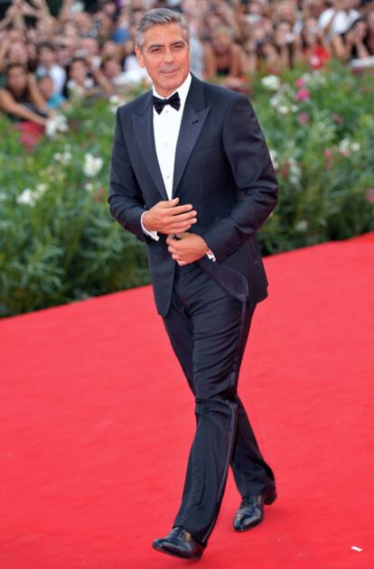 George Clooney a su llegada a la alfombra roja de la Mostra de Venecia en la que participa el filme The Ides of March, escrita y dirigida por el actor estadounidense.