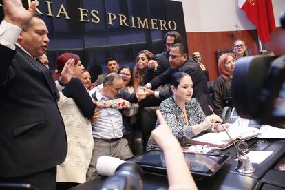 Pelea entre senadores del PAN y Morean en la toma de protesta de Rosario Piedra como titular de la CNDH en noviembre de 2019.