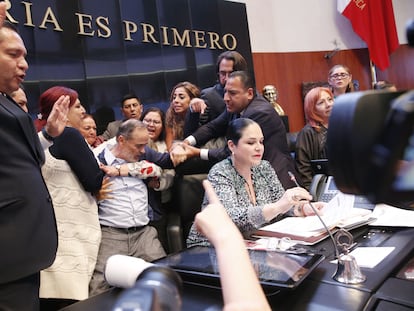 Pelea entre senadores del PAN y Morean en la toma de protesta de Rosario Piedra como titular de la CNDH en noviembre de 2019.