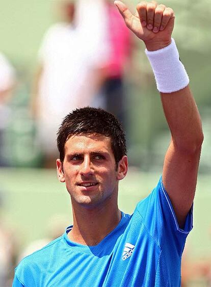 El tenista serbio Novak Djokovic ha decidido soltar la raqueta y agarrar el micro, al menos temporalmente. Bromista e imitador de sus compañeros fuera de la pista, se ha unido a un compañero croata, Ivo Karlovic, para colaborar en la grabación de un disco de música 'hip hop'. Los temas serán escritos por el croata, que ya ha hecho dos canciones, y tratarán sobre chicas, viajes y tenis, según ha explicado su representantes.