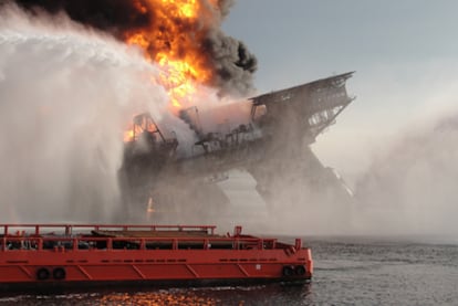 Hundimiento de la plataforma <i>Deepwater Horizon</i> en el golfo de México en abril de 2010.
