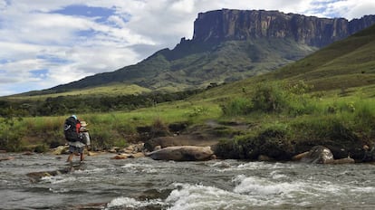 Excursionista no Estado de Roraima, perto da fronteira com a Venezuela e a Guiana.