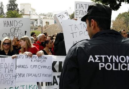 Protestas de los empleados de banca ante el Parlamento.