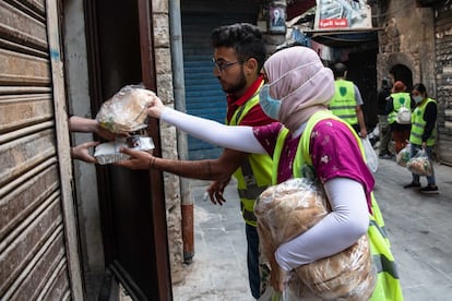 Voluntarios de la ONG libanesa Los Guardianes de la Ciudad distribuyen comida caliente a 200 familias desfavorecidas de Trípoli a la hora del iftar, ruptura del ayuno musulmán.