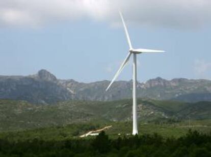 Aerogenerador de 3 megavatios, que mide 140 metros de altura y tiene 100 metros de diámetro de rotor, de la empresa Alstom en el Parque Eólico de El Perelló (Tarragona). EFE/Archivo