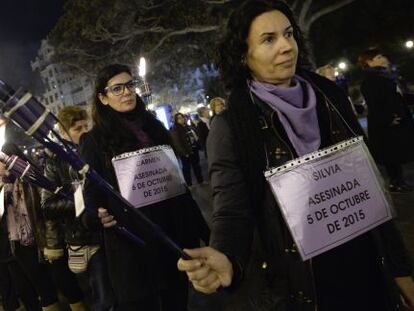 Mujeres de la Coordinadora Feminista de Valencia recuerdan a las v&iacute;ctimas de este a&ntilde;o con una antorcha y un cartel con sus nombres. 