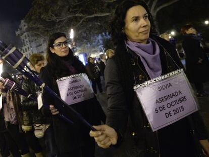 Mujeres de la Coordinadora Feminista de Valencia recuerdan a las víctimas de este año con una antorcha y un cartel con sus nombres.