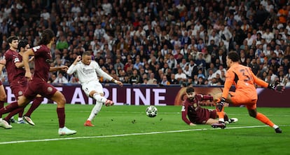 Kylian Mbappé del Real Madrid, marca el segundo gol ante el Manchester City.