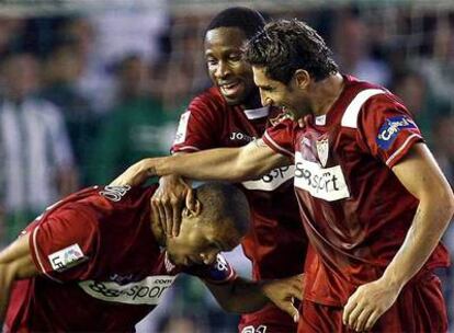 Luis Fabiano celebra su gol con Dragutinovic y Keita.