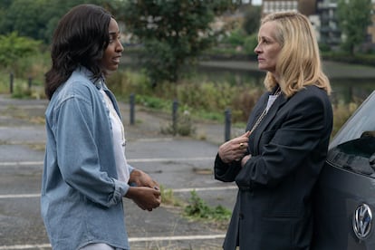 Ayo Edebiri, como Maggie, y Julia Roberts, en el papel de Alma, en una imagen de 'Caza de brujas', de Luca Guadagnino.