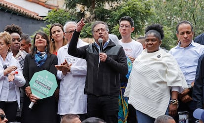 El presidente de Colombia, Gustavo Petro (en el centro), se dirige a sus seguidores en una marcha en el centro de Bogotá el miércoles.