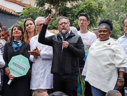 El presidente de Colombia, Gustavo Petro (en el centro), se dirige a sus seguidores en una marcha en el centro de Bogotá el miércoles.