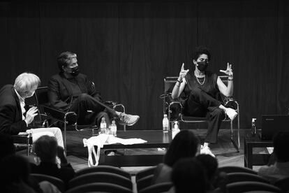 Paul Pfeiffer y Julie Mehretu , durante  coloquio en el museo Thyssen con motivo del estreno de sendas exposiciones en Madrid.